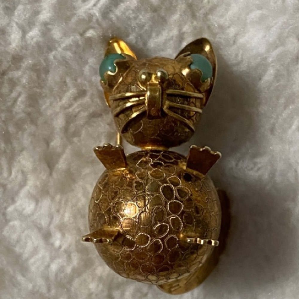 Elegant 14K Gold Vintage Italian Cat Brooch with Nephrite Jade Accents